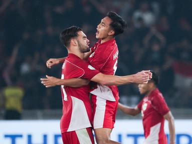 Pemain Timnas Indonesia U-23, Jens Raven, melakukan selebrasi setelah mencetak gol ke gawag Timnas Thailand U-23 pada laga semifinal Piala AFF U-23 2025 di Stadion Utama Gelora Bung Karno, Jakarta, Jumat (25/7/2025). (Bola.com/Abdul Aziz)