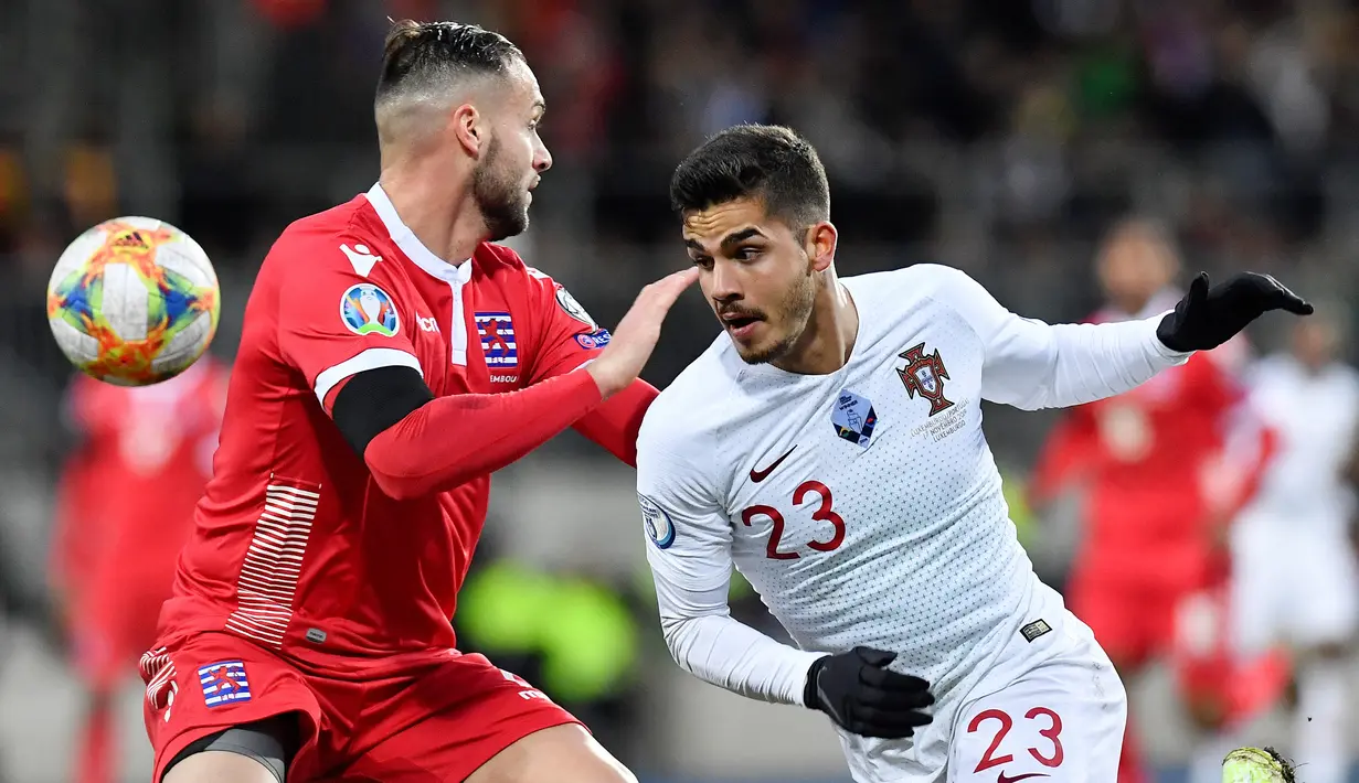 Andre Silva. Striker Eintracht Farnkfurt berusia 25 tahun ini sukses mencetak 28 gol musim ini yang merupakan rekor baru klub. Ia juga menjadi bagian skuat Portugal saat sukses meraih trofi Euro 2016 lalu. (AFP/John Thys)