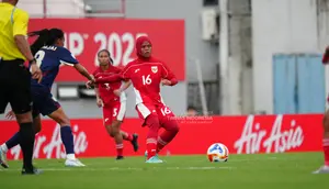 Pemain Timnas Indonesia Putri, Rosdilah Siti Nurrohmah, bertanding melawan Thailand pada Piala AFF Putri 2025, Rabu (6/8/2025) sore. (Bola.com/Dok. PSSI)