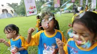 Anak-anak bermain gelembung balon pada Festival Gizi Anak yang digelar Danone Nutricia, Bogor, Selasa (30/1). Kegiatan ini digelar dalam rangka Hari Raya Gizi Nasional yang jatuh pada tanggal 25 Januari 2018 lalu. (Liputan6.com)