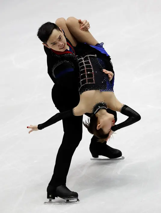 Pasangan atlet Figure Skating asal China, Cheng Peng and Yang Jin tampil menunjukkan gerakan selama bersaing pada Figure Skating World Championships di Assago, dekat Milan, Rabu (21/3). (AP Photo/Luca Bruno)