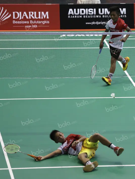 Seorang atlet putra harus jatuh bangun saat mengembalikan kok dalam pertandingan di kelompok umur 15 tahun dalam Audisi Umum Beasiswa Bulutangkis PB Djarum di GOR Sritex, Solo, Minggu (10/4/2016). (Bola.com/Arief Bagus)