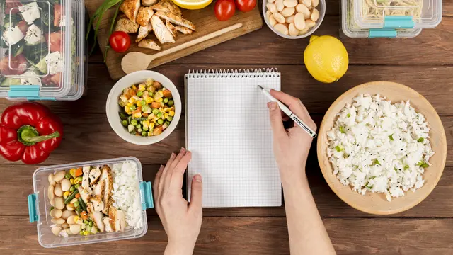 Memperhatikan Pola Makan [Dok/freepik.com]