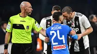 Bek Juventus, Mattia De Sciglio (dua dari kiri) dan Leonardo Bonucci (kanan) beradu argumen dengan penyerang Napoli, Lorenzo Insigne, pada laga Senin (4/3/2019) dini hari WIB, di San Paolo.  (AFP / Alberto Pizzoli)