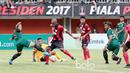 Kapten Persipura, Boaz Solossa mencoba melepaskan tembakan melewati pemain PSS Sleman pada partai pembuka  Piala Presiden 2017 di Stadion Maguwoharjo, Sleman, Sabtu (4/2/2017). (Bola.com/Nicklas Hanoatubun)