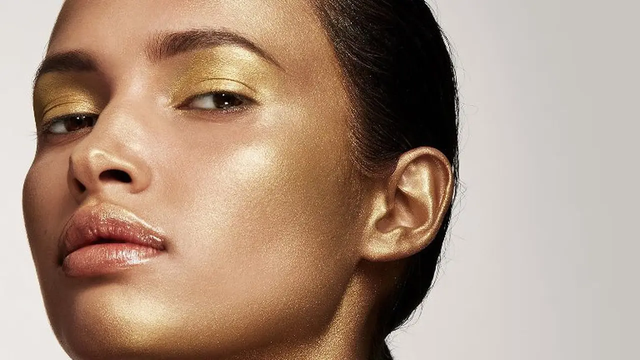 Dulu Dewy Skin, Kini Wajah dengan Kilau Emas Akan Jadi Tren di 2018