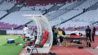 Pemain Timnas Indonesia, Calvin Verdonk dan Marselino Ferdinan tengah mendapatkan perawatan saat latihan resmi menjelang laga FIFA Matchday melawan Oman di Stadion Utama Gelora Bung Karno (SUGBK), Senayan, Jakarta, Kamis (04/06/2026) WIB. (Bola.com/Bagaskara Lazuardi)
