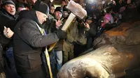 Penghancuran patung Vladimir Lenin oleh warga Ukraina telah dilakukan sejak tahun 2014, seperti yang nampak pada gambar di atas (Wikimedia Commons)