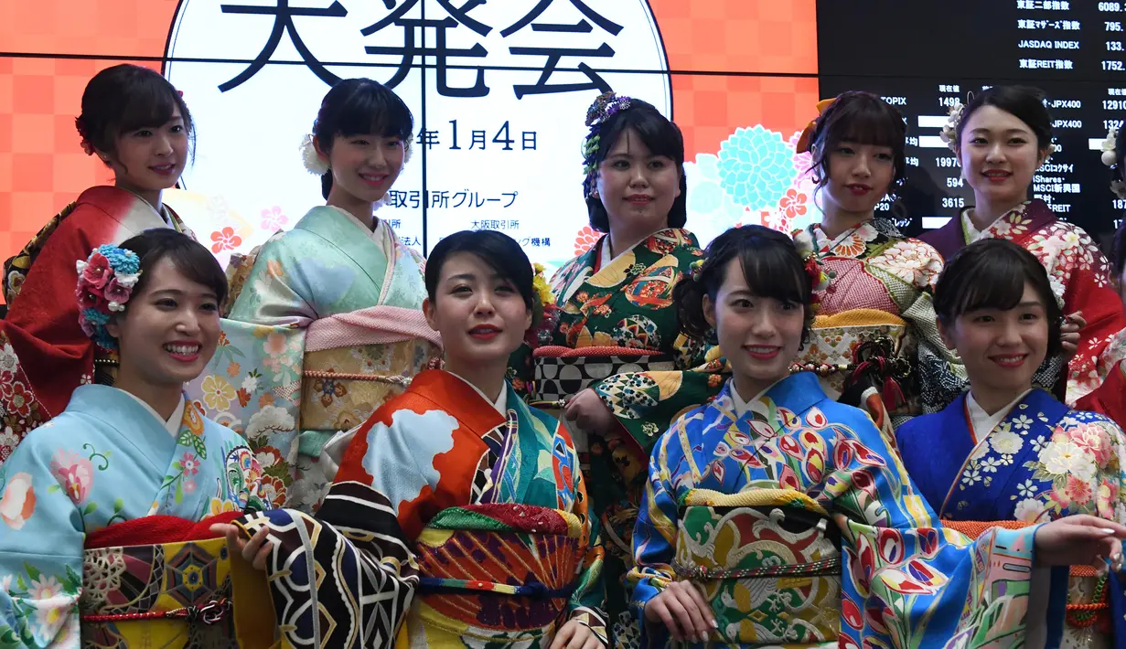 Sejumlah wanita berbaju Kimono berpose saat pembukaan Bursa Efek Tokyo di Tokyo, Jepang, Jumat (4/1). Sederet gadis cantik berpakaian Kimono turut hadir meramaikan acara tersebut. (TOSHIFUMI KITAMURA/AFP)