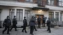 Polisi berdiri di luar rumah sakit King Edward VII di London, Kamis (18/2/2021). Pihak keluarga kerajaan Inggris mengatakan suami Ratu Elizabeth II, Duke of Edinburgh Pangeran Philip (99), dirawat di rumah sakit setelah merasa tidak enak badan pada Selasa (16/2) malam. (AP Photo/Frank Augstein)