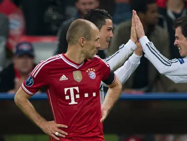 Pemain Bayern Munchen, Arjen Robben (kiri) di  dekat Gareth Bale dan Cristiano Ronaldo saat leg kedua semifinal Liga Champions di Munich, Jerman (29/4/2014). (AFP PHOTO / John Macdougall)