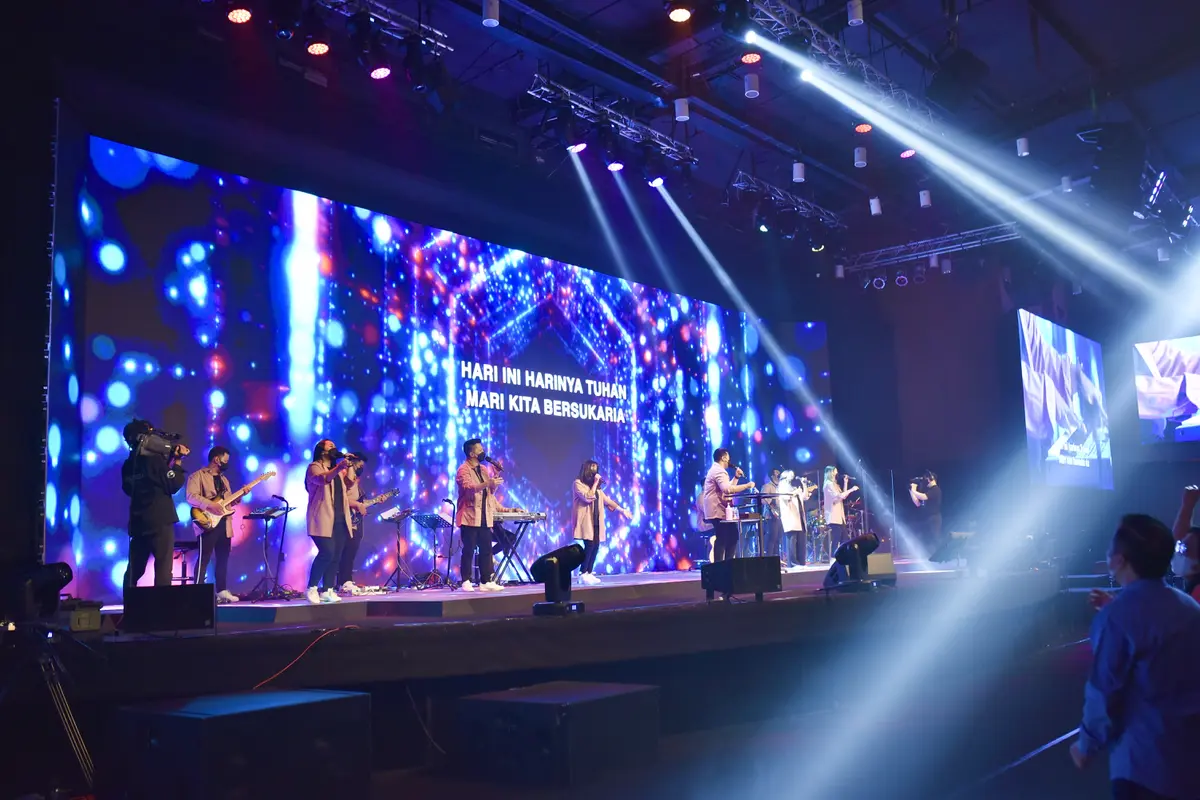 V2 Indonesia menghadirkan teknologi eXtended Reality (XR) Stage pertama di rumah ibadah Integrity Convention Center atau yang biasa dikenal sebagai Rumah Ibadah Gereja Bethel Indonesia (GBI PRJ), Kemayoran, Kota Jakarta Pusat.