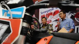 Ketua PP IMI, Sadikin Aksa (kanan) memberi keterangan terkait hitung mundur ajang MXGP 2017 di Jakarta, Rabu (18/1). Ajang motokross internasional MXGP 2017 akan digelar di kota Pangkal Pinang, 4-5 Maret mendatang. (Liputan6.com/Helmi Fithriansyah)
