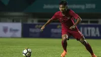 Gelandang Timnas Indonesia, Saddil Ramdani, mengontrol bola saat melawan Thailand pada laga PSSI 88th U-19 di Stadion Pakansari, Jawa Barat, Minggu (23/9/2018). Kedua negara bermain imbang 2-2. (Bola.com/Vitalis Yogi Trisna)