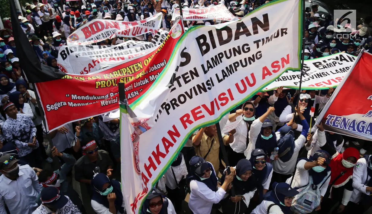 Pegawai Non PNS yang tergabung dalam KNASN (Komite Nusantara Aparatur Sipil Negara) dan Forum Honorer Kategori 2 Indonesia (FHK2I) mebentangkan spanduk saat melakukan aksi unjuk rasa di Kantor Kemenpan RB, Jakarta, Rabu (2/5). (Liputan6.com/Johan Tallo)