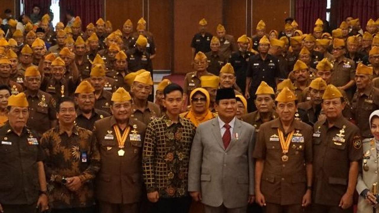 <div>Prabowo juga mengajak para veteran untuk terus berjuang demi kemajuan bangsa Indonesia dengan semangat juang mereka yang ada dalam dirinya.</div>