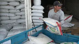 Seorang pria memuat bahan makanan ke atas truk di pasar Jamila di Baghdad, Irak, Rabu, 9 Maret 2022. Harga makanan, bahan bakar, dan bahan konstruksi naik 20 hingga 50 persen di Irak, karena situasi perang saat ini di Ukraina. (AP Photo/Hadi Mizban)