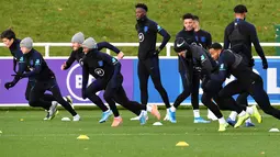 Gelandang Inggris Raheem Sterling (keempat kiri) bersama rekan-rekannya berlatih jelang menghadapi Montenegro pada babak kualifikasi Grup A Piala Eropa 2020 di St George's Park, Burton-on-Trent, Inggris, Selasa (12/11/2019). Inggris menjamu Montenegro di Stadion Wembley. (Paul ELLIS/AFP)