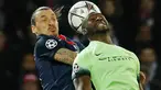 Penyerang PSG, Zlatan Ibrahimovic (kiri) berebut bola udara dengan bak Manchester City, Bacary Sagna pada perempatfinal liga champions di Stadion Parc des Princes, Kamis (7/4). City memaksa tuan rumah PSG bermain imbang 2-2. (Reuters/Benoit Tessier)