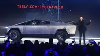 CEO Tesla, Elon Musk, memperkenalkan Cybertruck di studio desain Tesla di Hawthorne, California (21/11/2019). Elon musk mengambil pasar truk pickup yang keras dengan kendaraan listrik terbarunya. (AP Photo/Ringo H.W. Chiu)