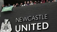 PIF adalah milik pangeran Arab Saudi, Mohammed bin Salman. PIF merampungkan proses takeover Newcastle United dari Mike Ashley setelah menggelontorkan dana hingga 300 juta Pounds untuk mendapatkan 80 persen saham. (AP/Scott Heppell)