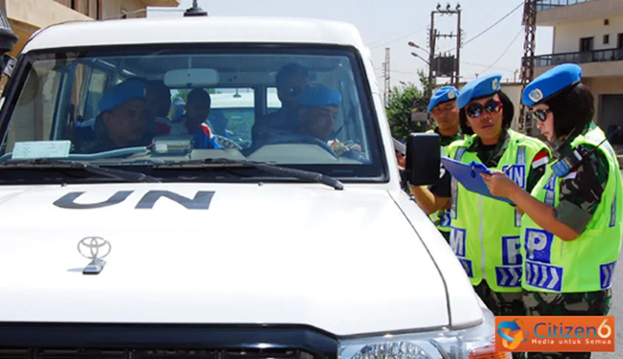 Citizen6, Lebanon: Dalam pelaksanaan MP Check Point UNIFIL, kedua Wanita TNI ini memberikan salam, penghormatan dan  menanyakan kelengkapan surat - surat kendaraan sesuai aturan di UNIFIL. (Pengirim: Badarudin Bakri Badar).