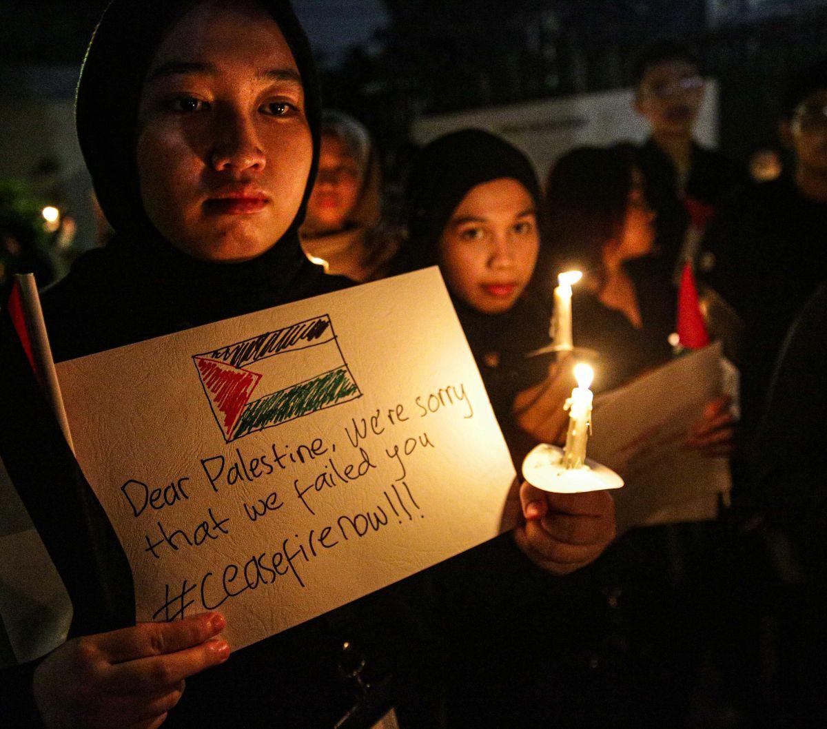 Aksi lilin dan doa bersama untuk korban serangan Israel di Jalur Gaza digelar di Kantor Kedutaan Besar Palestina, Jakarta, Kamis (2/11/2023). Aksi ini dilakukan sebagai bentuk solidaritas dan dukungan warga Palestina yang digempur habis-habisan oleh Israe