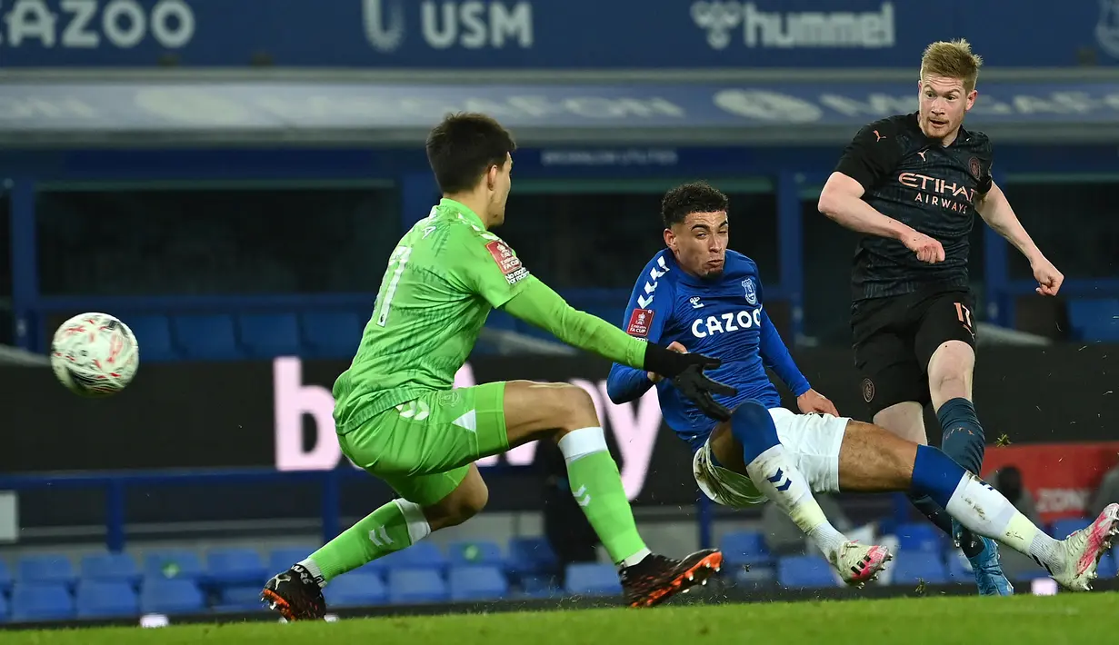 Gelandang Manchester City, Kevin De Bruyne (kanan) melepaskan tendangan yang berbuah gol kedua timnya ke gawang Everton dalam laga perempatfinal Piala FA 2020/2021 di Goodison Park, Liverpool, Sabtu (20/3/2021). Manchester City menang 2-0 atas Everton. (AFP/Paul Ellis/Pool)