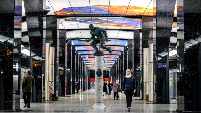 Pemandangan stasiun metro CSKA / TSSKA di Moskow, Rusia, pada 10 November 2018. Selain jadi alat transportasi, Metro Moskow juga warisan budaya yang menyimpan banyak sejarah dan nilai artistik di dalamnya. (Photo by Yuri KADOBNOV / AFP)