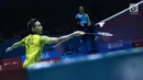 Tunggal putra Malaysia, Lee Chong Wei mengembalikan kok ke pebulu tangkis Hong Kong, Ng Ka Long Angus pada 32 besar Indonesia Open 2018, Istora GBK, Jakarta, Rabu (4/7). Lee Chong Wei unggul 21-15, 18-21, 21-10. (Liputan6.com/Helmi Fithriansyah)