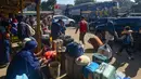 Sementara itu, pemerintah terus memastikan penyelenggaraan arus mudik dan balik Hari Raya Idul Firi 2026 berlangsung aman, lancar, dan nyaman. Tampak dalam foto, para calon penumpang menunggu waktu keberangkatan di Agen Bus Pondok Pinang, Jakarta Selatan, Sabtu (14/3/2026). (merdeka.com/Arie Basuki)