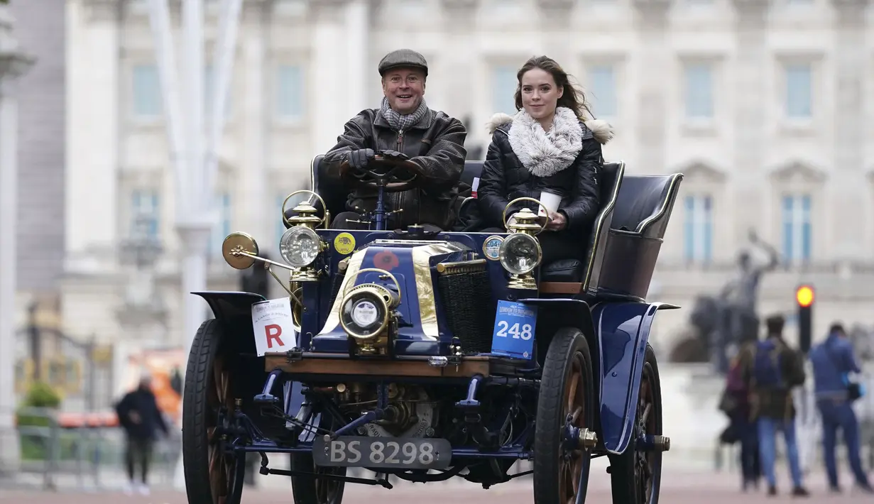 Peserta London to Brighton Veteran Car Run berkendara di sepanjang The Mall, London, Minggu (7/11/2021). Acara ini diselenggarakan atas nama Royal Automobile Club, yang menekankan bahwa acara tersebut bukan perlombaan. (Kirsty O'Connor/PA via AP)