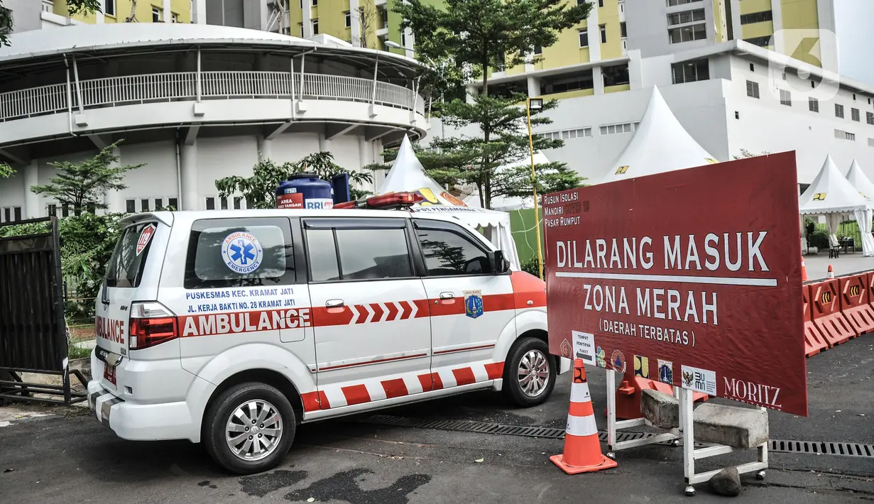 Mobil ambulans melewati pintu masuk saat mengantarkan pasien Covid-19 ke Rumah Sakit Darurat Covid (RSDC) Rusun Pasar Rumput, Jakarta, Senin (2/8/2021). Sebanyak 466 pasien Covid-19 masih menjalani perawatan di tower RSDC-19 Rusun Pasar Rumput hingga Senin (2/8) ini. (merdeka.com/Iqbal S Nugroho)