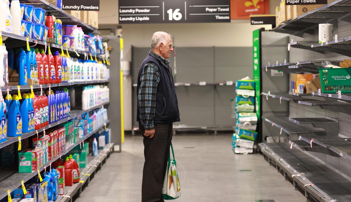 Warga lanjut usia (lansia) berbelanja di pasar swalayan Woolworths di Canberra, Australia, 17 Maret 2020. Mulai Selasa (17/3), sejak pukul 07.00 hingga 08.00, pelanggan yang rentan akan dapat membeli kebutuhan mereka, sebelum para pembeli lain memborong habis barang-barang . (Xinhua/Chu Chen)