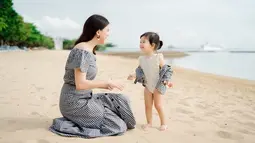 Namun kini ia sudah jarang muncul di layar kaca. Sejak melahirkan sang buah hati, Alice Norin fokus menjadi istri dan ibu rumah tangga. Ia juga kerap membagikan momen bersama sang anak. (Liputan6.com/IG/@alicenorin)