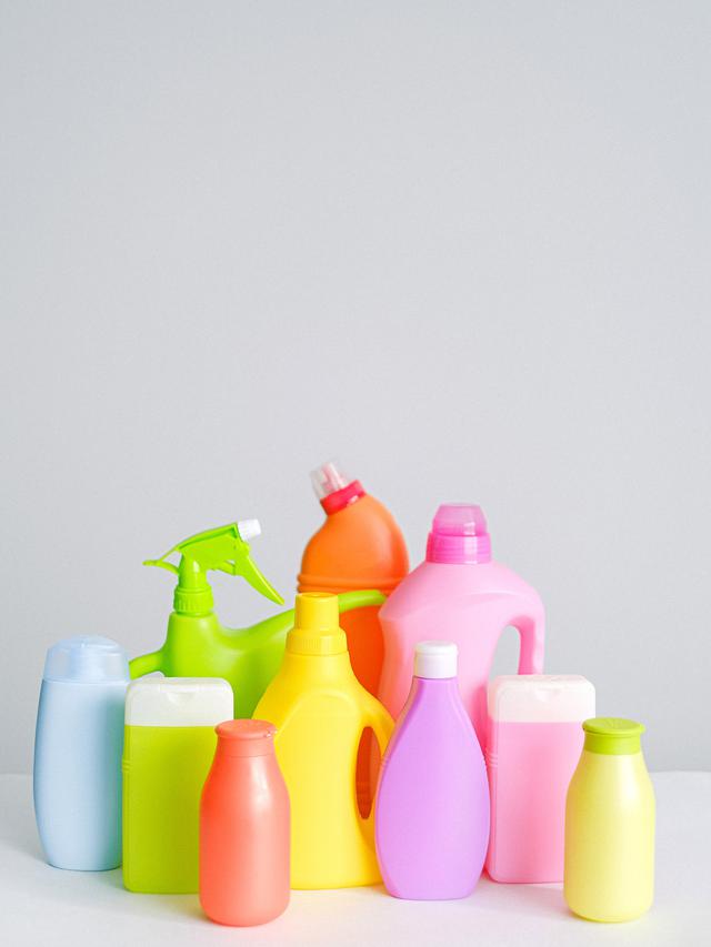 Disinfeksi (Photo by Anna Shvets from Pexels)