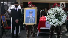 Prajurit TNI bersiap jelang upacara persemayaman mantan KSAD Jenderal TNI (Purn) Pramono Edhie Wibowo di kawasan Puri Cikeas, Kab Bogor, Jabar, Minggu (14/6/2020). Pramono Edhie Wibowo wafat di usia 65 tahun dan akan dimakamkan secara militer di TMPN Kalibata. (Liputan6.com/Helmi Fithriansyah)