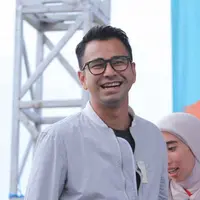 "Hahaha itu ada-ada aja lu. Gua mah ketawa aja," singkat Raffi Ahmad sambil menggenggam tangan Nagita Slavina, saat ditemui di kawasan Kalijodo, Jakarta Barat, Selasa (2/5/2017). (Nurwahyunan/Bintang.com)