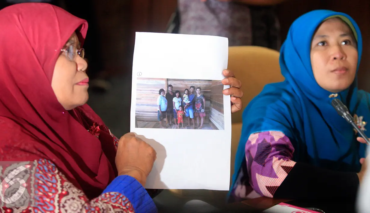 Seorang anggota keluarga korban Gerakan Fajar Nusantara (Gafatar) menunjukan foto keluarganya yang hilang saat audiensi dengan anggota DPRD DIY di gedung DPRD (22/1). (Liputan6.com/Boy Harjanto)