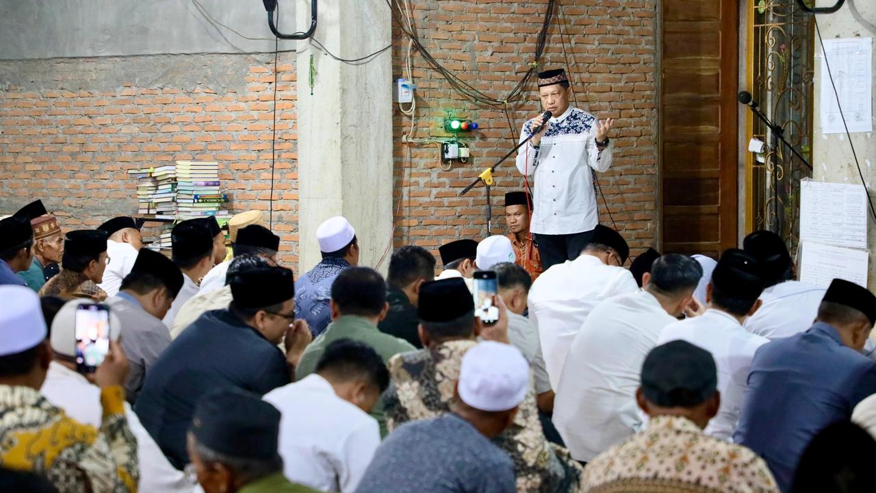 Kasatgas Tito Salat Tarawih Bersama Masyarakat Aceh Tamiang
