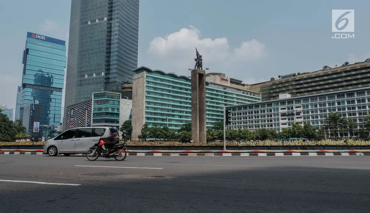 Kendaraan bermotor melintas di kawasan Jalan Thamrin, Jakarta, Sabtu (1/6/2019). Sejumlah ruas jalan rawan macet di Ibu Kota saat ini terpantau lengang dan lancar. (Liputan6.com/Faizal Fanani)