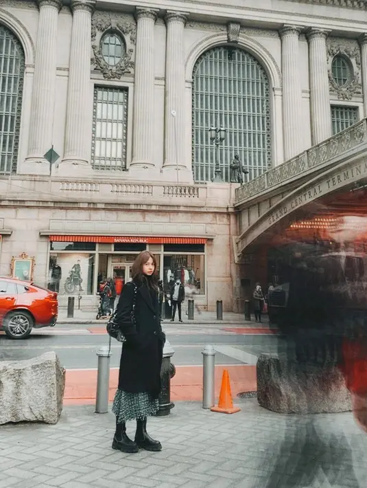 Yuki Kato juga sempat membagikan kembali foto ketika dirinya liburan keluar negeri. Di foto ini, Yuki Kato terlihat melokal dengan tampilan yang menarik. Ia tampak mengenakan turtleneck sweater hitam, ditumpuknya dengan long coat yang ditutupnya rapat, dipadu dengan midi skirt, dan high boots. Ia juga tampak membawa shoulder bag, yang semuanya berwarna serba hitam. Foto: Instagram.