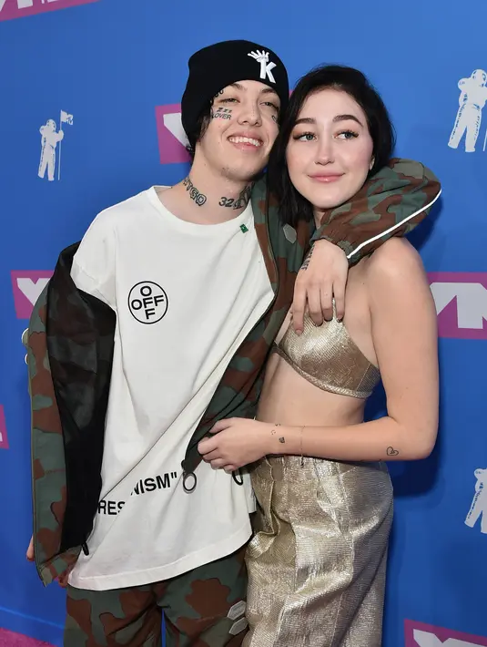 Lewat Instagram, Lil Xan terus menyerang Noah dan menjelek-jelekannya. Lil Xan mengatakan Noah berselingkuh darinya. (MIKE COPPOLA / GETTY IMAGES NORTH AMERICA / AFP)