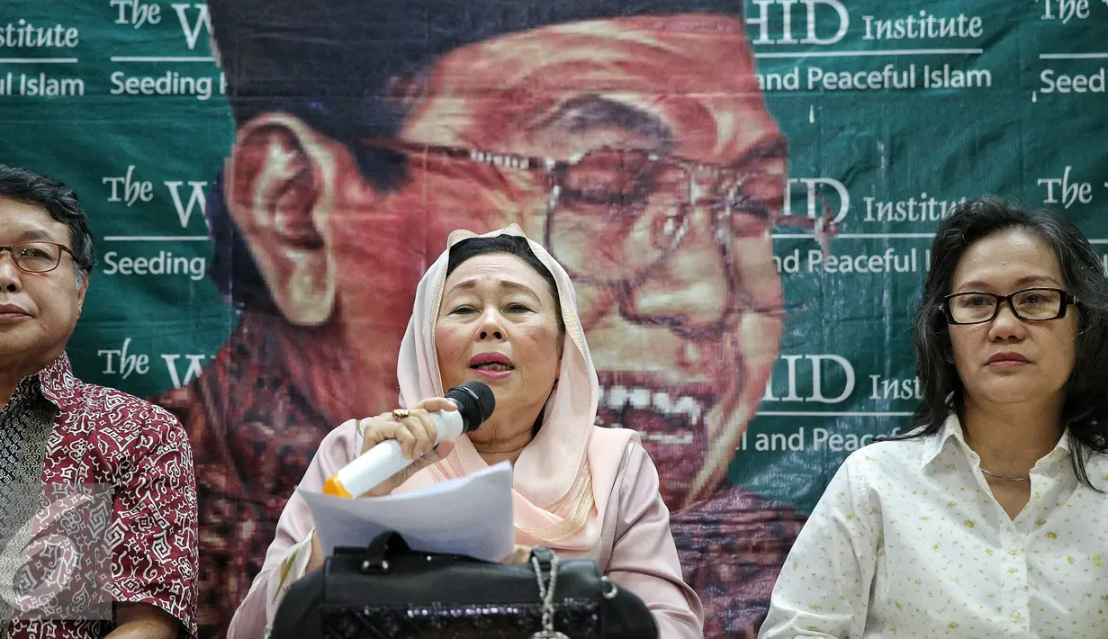 Mantan Ibu Negara RI ke-4, Sinta Nuriyah Wahid memberikan pernyata pada acara Konferensi Pers Bersama Tokoh Lintas Iman di Rumah Pergerakan Griya Gusdur, Jakarta, Kamis (4/2/2016). (Liputan6.com/Faizal Fanani)