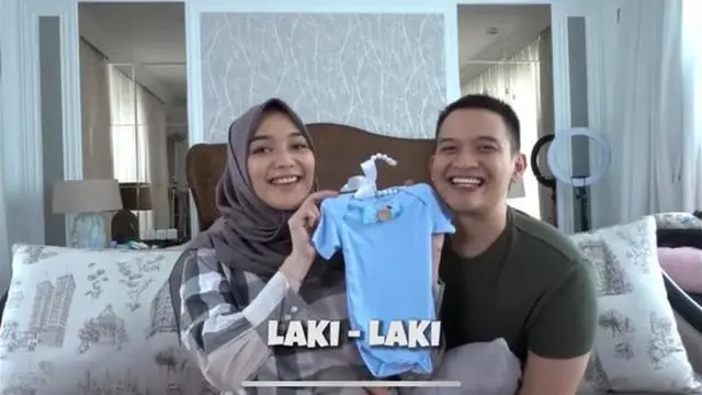 video di saluran YouTube Ciky Citra Rezky dengan tajuk 'Jenis Kelamin Anak kitaaa...Harus Nonton!!!' (YouTube/CikiCitraRezky)