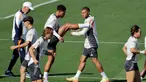 Penyerang Real Madrid, Kylian Mbappe (kedua kanan) saat sesi latihan menjelang pertandingan sepak bola Liga Champions 2024/2025 melawan VfB Stuttgart di fasilitas latihan klub di Valdebebas, di pinggiran kota Madrid, pada 16 September 2024. (Thomas COEX/AFP)
