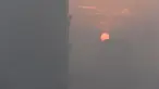 Pemandangan matahari terbenam terlihat dalam kabut asap di Zhengzhou, Provinsi Henan, China (2/1). Awal tahun 2017, Kabut asap tebal masih menyelimuti sejumlah provinsi di Cina dan membuat jarak pandang tidak terlihat jelas. (Reuters/Stringer)