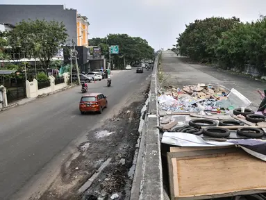 Penyandang masalah kesejahteraan sosial (PMKS) berada di gubuknya yang didirikan di jalan layang non tol (JLNT) Pluit, Jakarta Utara, Rabu (24/5/2023). (merdeka.com/Iqbal S. Nugroho)