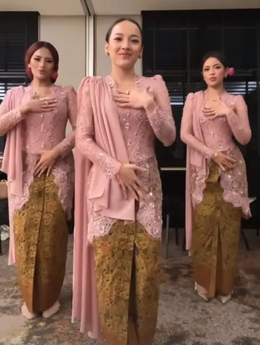 Begitu pun dengan Baby Mamesah yang tampil tak kalah menawan dengan kebaya dan kain batik yang sama. Ketiganya pun menata rambut mereka dengan gaya klasik, yaitu rambut dibelah tengah, kemudian digulung rendah. [Foto: Instagram/zahwamassaid]