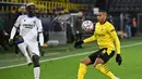 Bek Borussia Dortmund, Manuel Akanji, berebut bola dengan gelandang Club Brugge, Krepin Diatta, pada laga lanjutan Liga Champions di Signal Iduna Park, Rabu (25/11/2020) dini hari WIB. Borussia Dortmund menang 3-0 atas Club Brugge. (AFP/Ina Fassbender)
